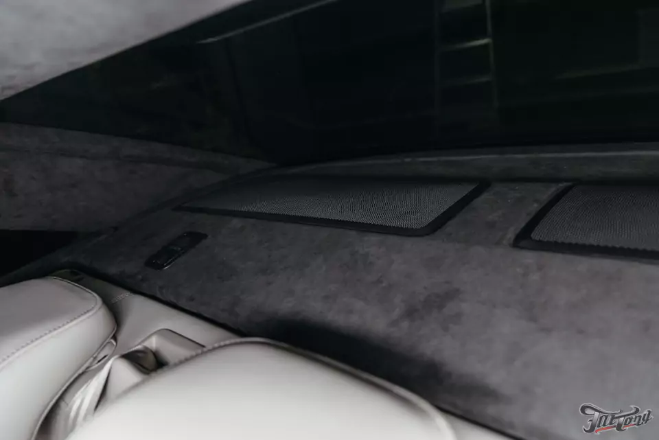 Перетянули потолок Audi A6 в алькантару и окрасили потолочный пластик в черный цвет